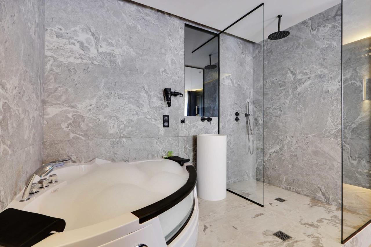Couples Getaway Unit With Jacuzzi - City Center Paris Exterior photo