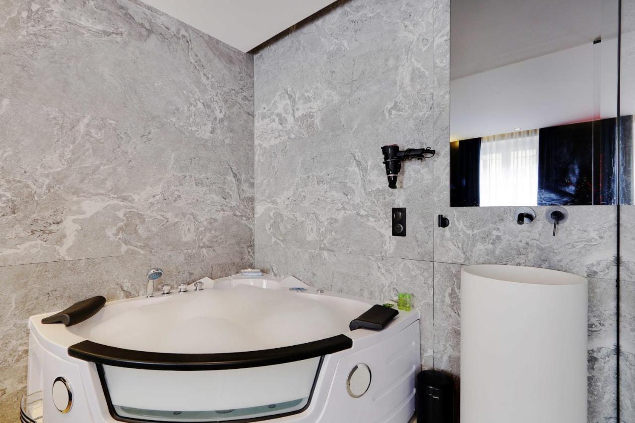 Couples Getaway Unit With Jacuzzi - City Center Paris Exterior photo